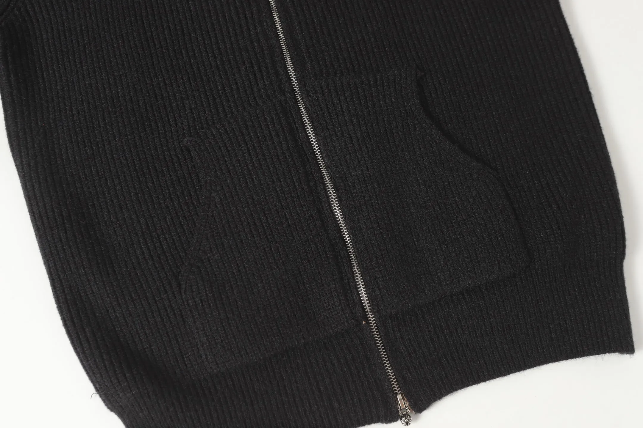 P300 #M905 model -Chrome Hearts/Chrome Hearts Heavy Industry Sanskrit appliquéd embroidered cardigan zipper knitted sweater -High weight, high density and high quality. The wool is soft, delicate and skin-friendly. It feels soft and silky. It has excellent warmth and skin-friendly properties.